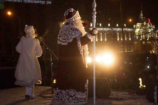 Московский уличный театр поможет Деду Морозу зажечь огни на главной новогодней елке Вологды